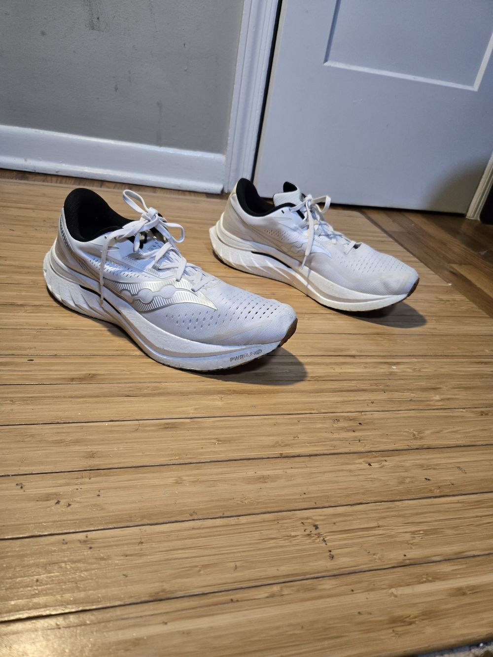 Lightweight Saucony Endorphin Shift 3 running shoes are a men's US size 13